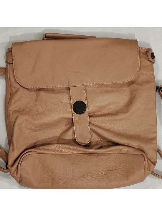 Wanderers Travel Co. Handbags - Wanderers Travel Co The Bondi Backpack Full Grain Leather Blush Magnetic Closure
